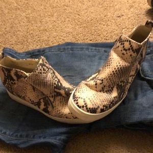 Snake skin hightops…